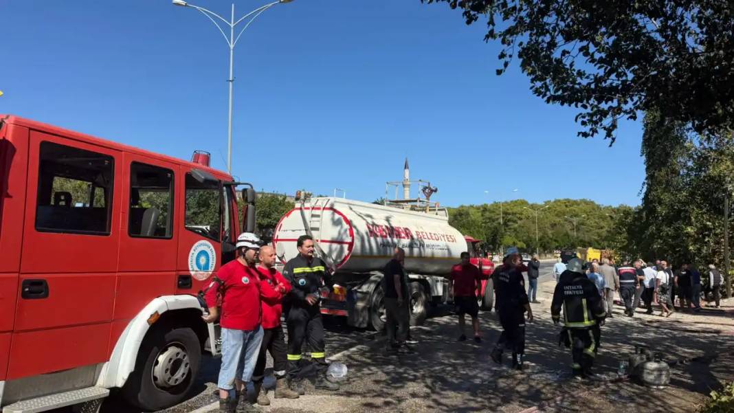 Kemer’de Restoran ve Kamyon Kül Oldu! 15